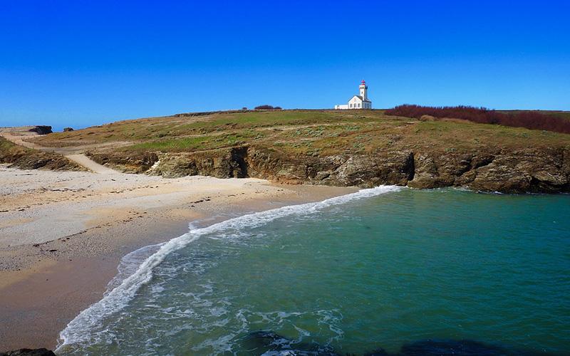 svetilnik na hribu ob obali