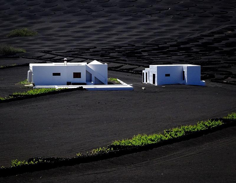 bela hiša na črnem vulkanskem polju Lanzarote
