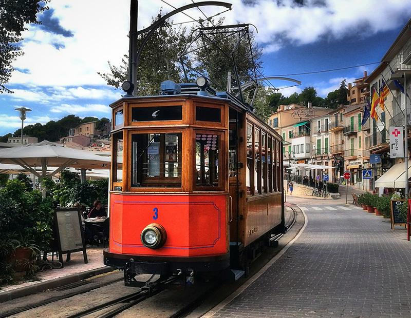 rdeč tramvaj pelje po mestu