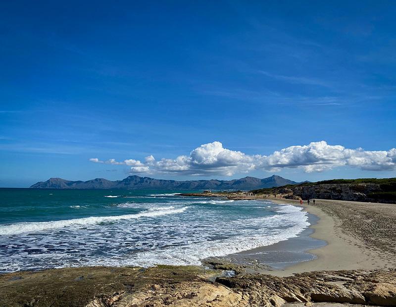 prostran zaliv peščena plaža kolesarjenje Mallorca