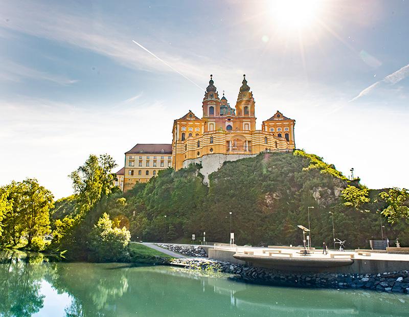rumen samaostan nad rečnim prostamiščem kolo ladja donava