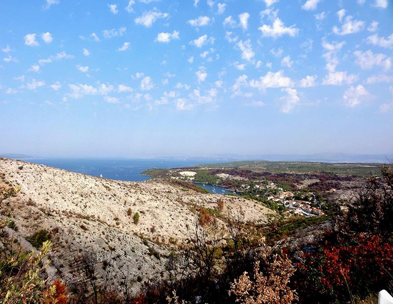 skalnato pobočje nad morjem kolo in ladja Dalmacija