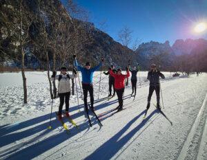 vesela skpins smučarjev tekačev smučarski vikend