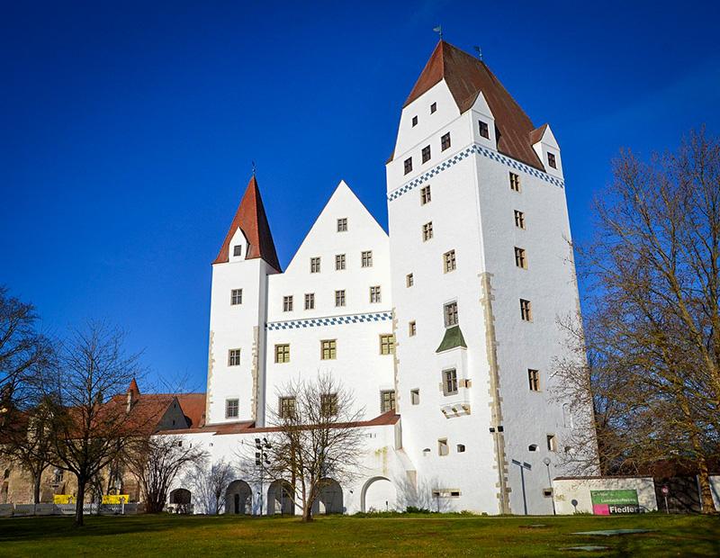 mogočen bel srednjeveški stolp bavarska Donava